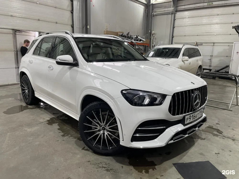 Mercedes GLE в боксе после обслуживания